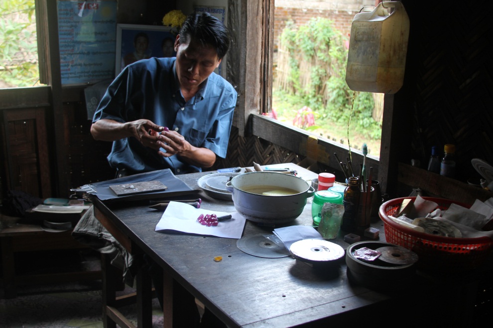 A gem cutter who specializes in cutting gems en cabochon