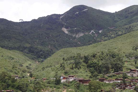 Junction of the road going to Mong Mi