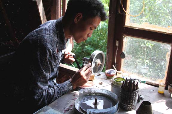 gem cutter polishing the girdle
